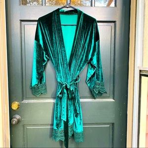 Velevet and Lace Emerald Robe